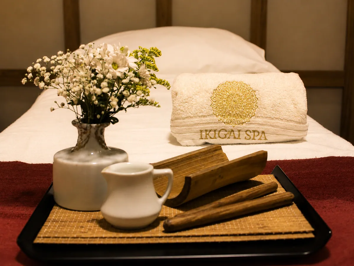 Toalha personalizada e bandeja de massagem do Ikigai Spa