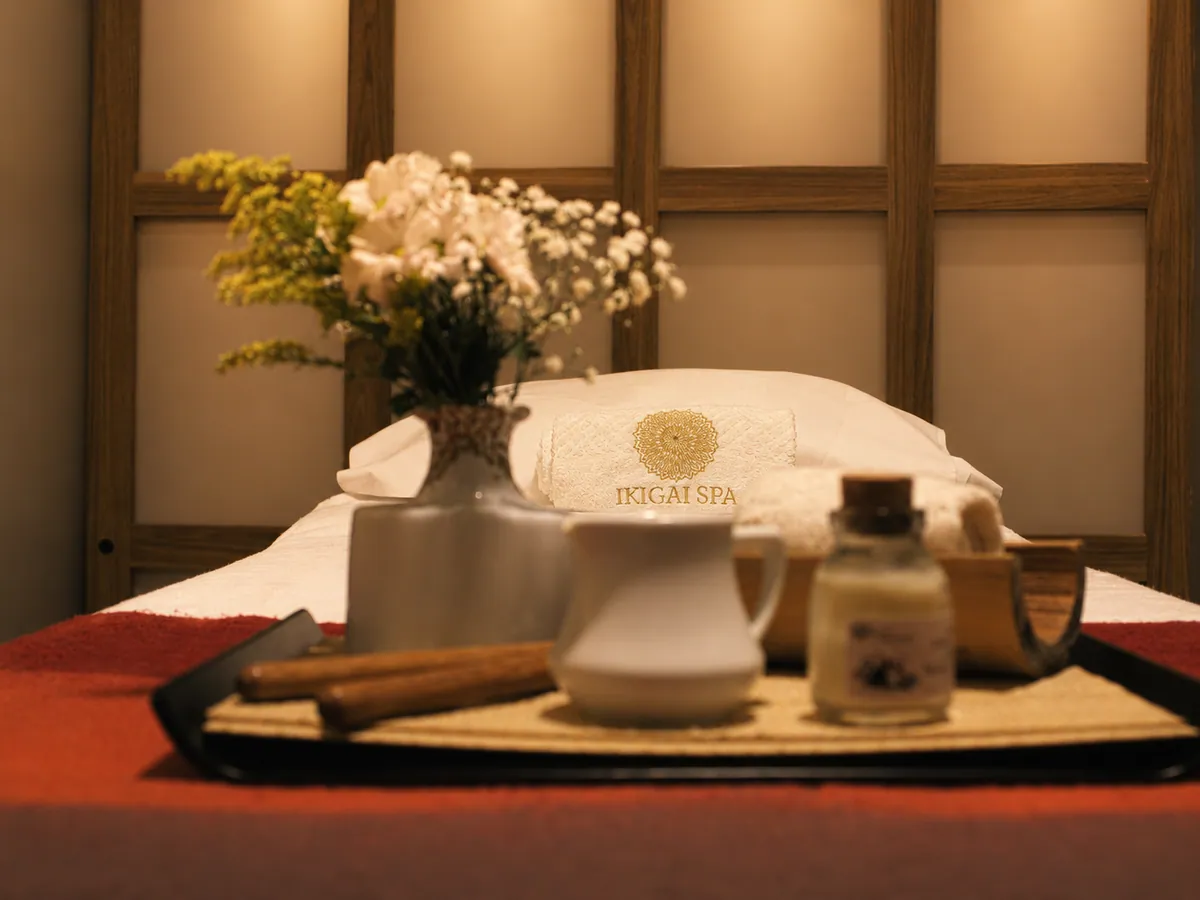 Detalhes de cuidado na sala de massagem do Ikigai Spa