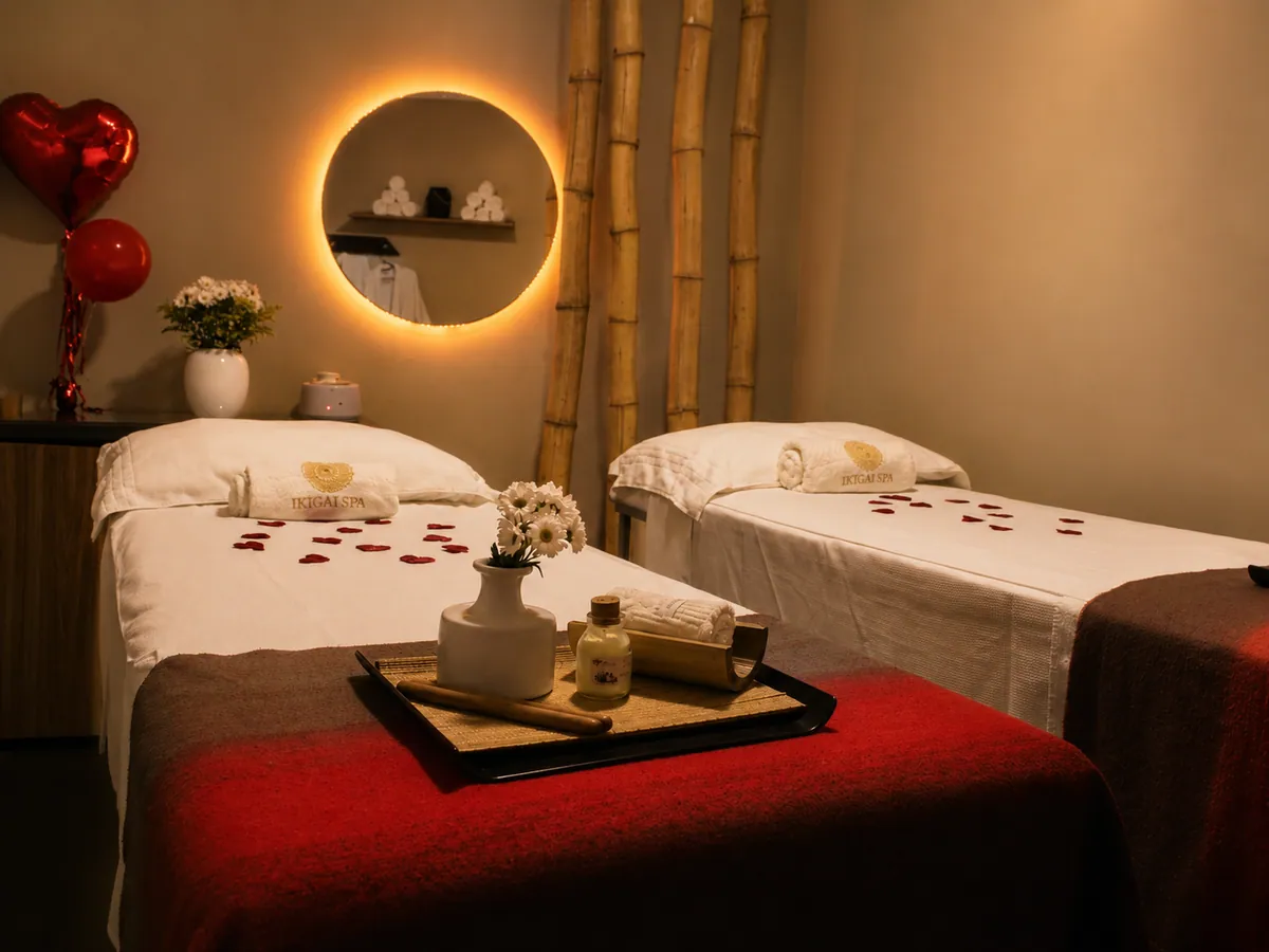 Sala de massagem para casal no Ikigai Spa com luz acolhedora