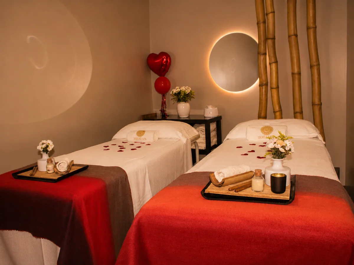 Ambiente de massagem para casal com macas preparadas no Ikigai Spa